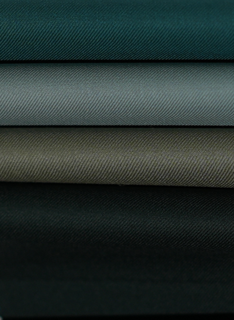 Tissus verts, gris et bleus pour costume sur mesure et mariage