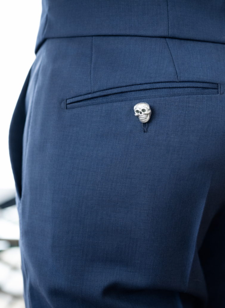 Détails d’un costume bleu sur mesure | Finitions et personnalisation