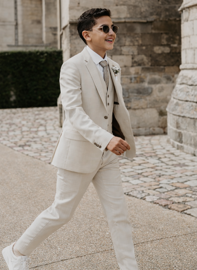 Costume enfant de mariage sur mesure beige : chic moderne