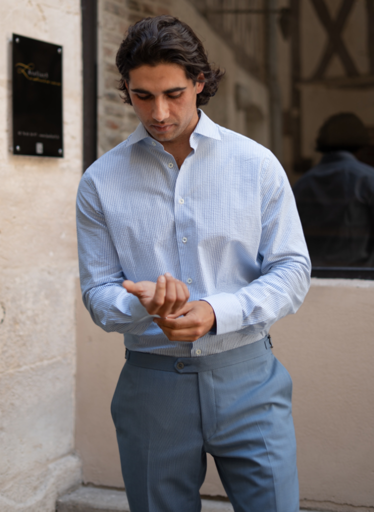 Homme portant une chemise bleu clair sur mesure avec pantalon habillé bleu ciel.