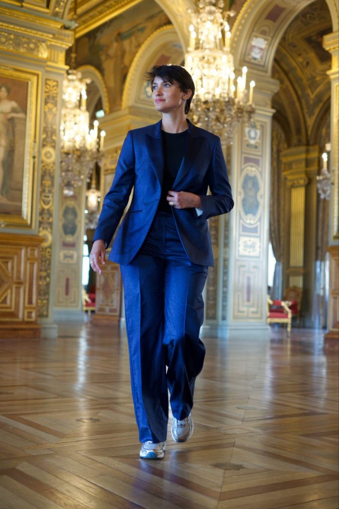 Marion Fritsch en costume sur mesure bleu