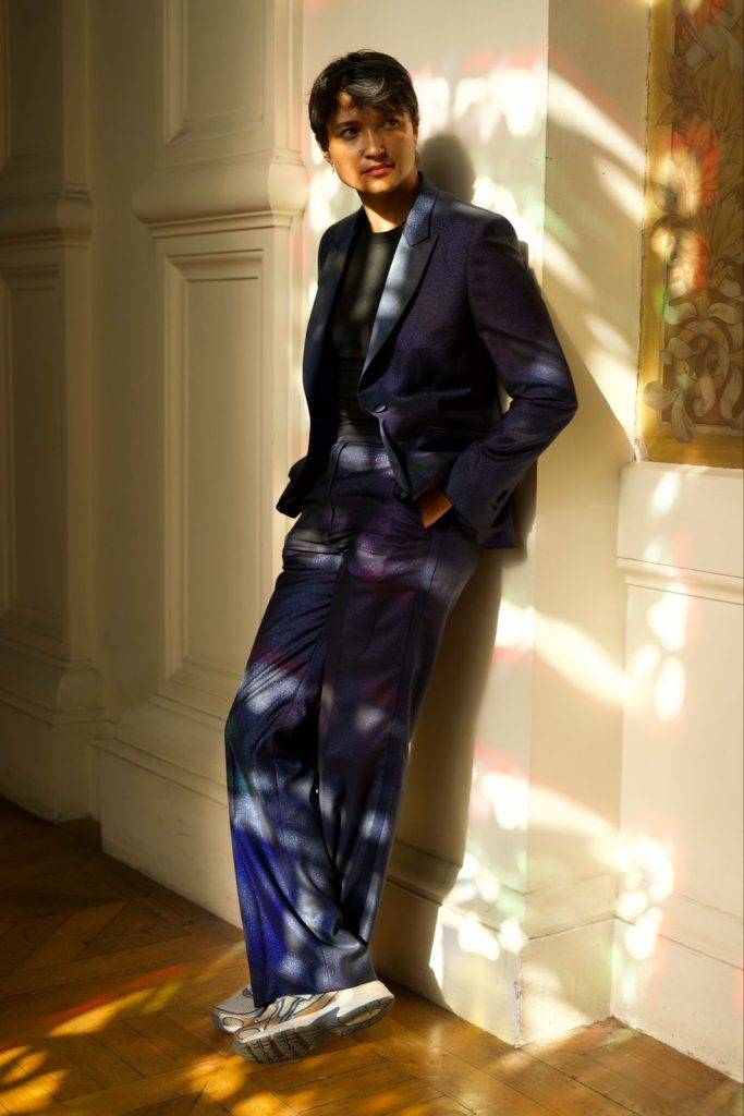 Marion Fritsch en costume sur mesure bleu