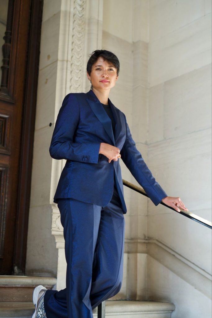 Marion Fritsch en costume sur mesure bleu