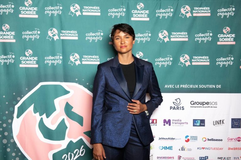 Marion Fritsch en costume sur mesure bleu